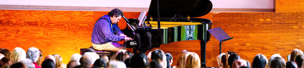 (Kunsthal Rotterdam, Pianoconcert van Mike Bodde voor Oekraïense vluchtelIngen, 10 mei 2022. Foto Marco De Swart)